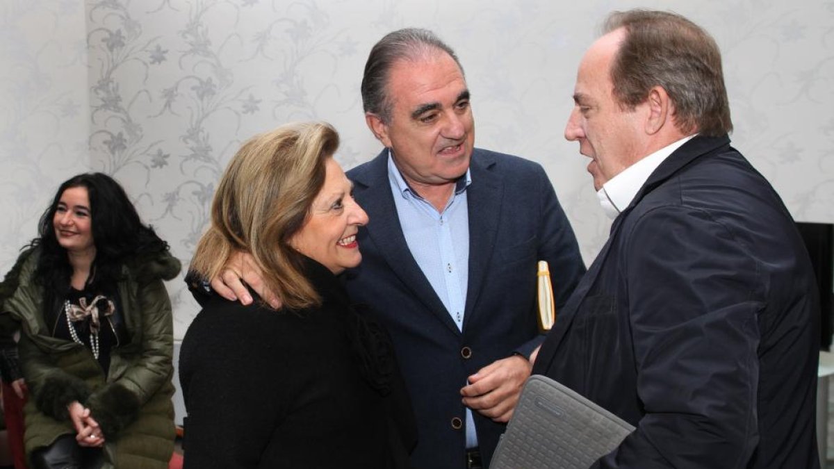 El secretario general de Sanidad y Consumo, Javier Castrodeza (D),saluda a la presidenta de la Asociación de Familiares de Alzheimer, Milagros Carvajal, en presencia del cabeza de lista al Senado, José Antonio Rubio, antes de informar sobre las propuestas-ICAL
