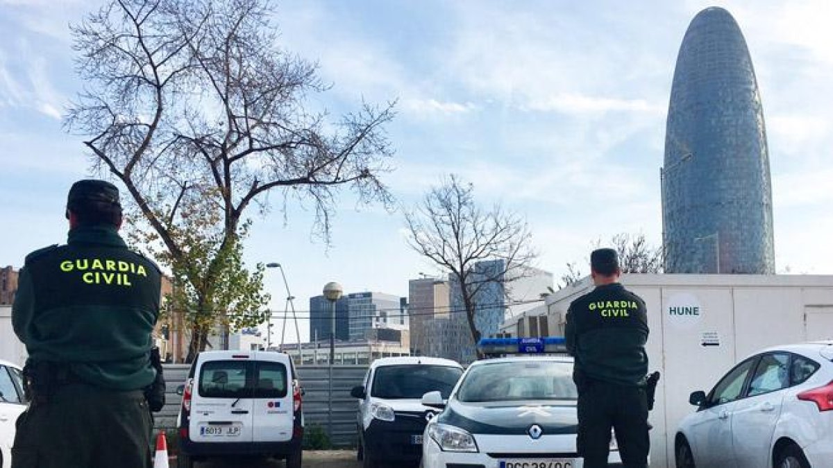 Registro en la caseta de obras de Plaza de las Glórias.-GUILLEM SÀNCHEZ