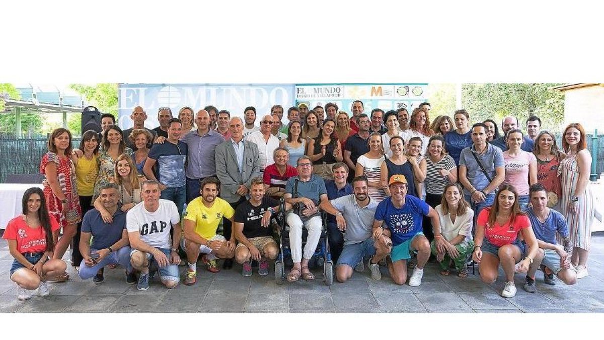La tradicional foto de familia con todos los premiados, organizadores y patrocinadores posando en las instalaciones del Club Lasa Sport.-NURIA MONGIL