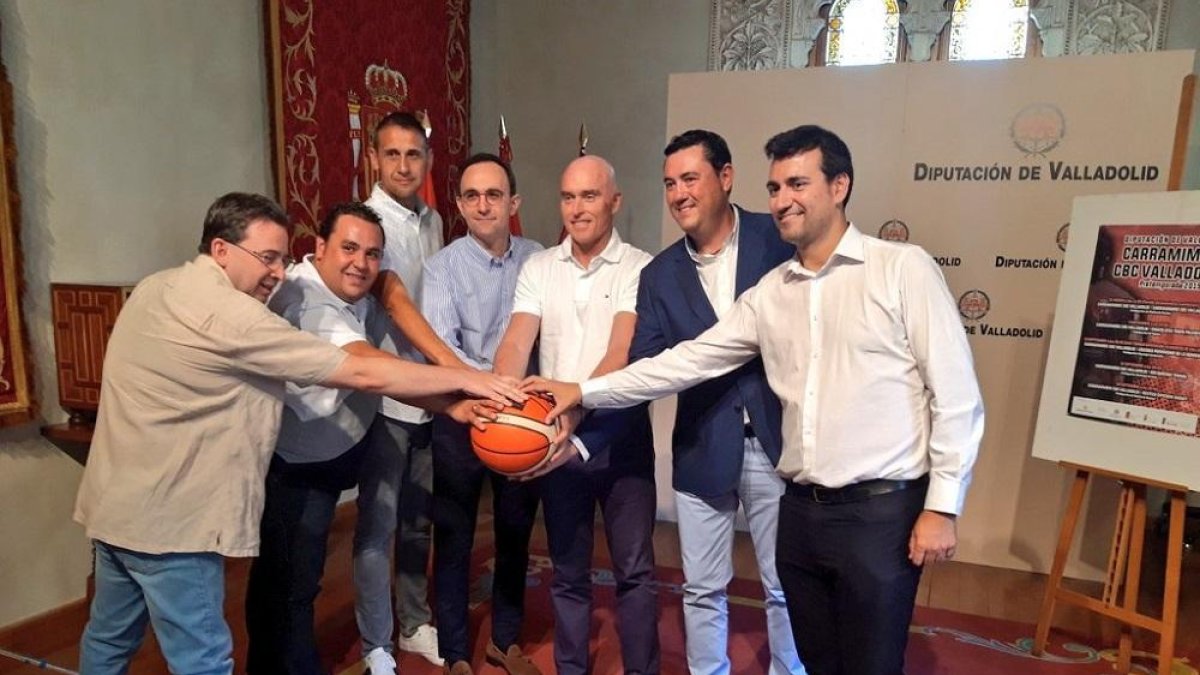 Mike Hansen y Hugo López junto al diputado González Vega, los alcaldes de Cigales, Medina de Rioseco y Boecillo y Raúl Gómez y el concejal de Íscar.-E. M.