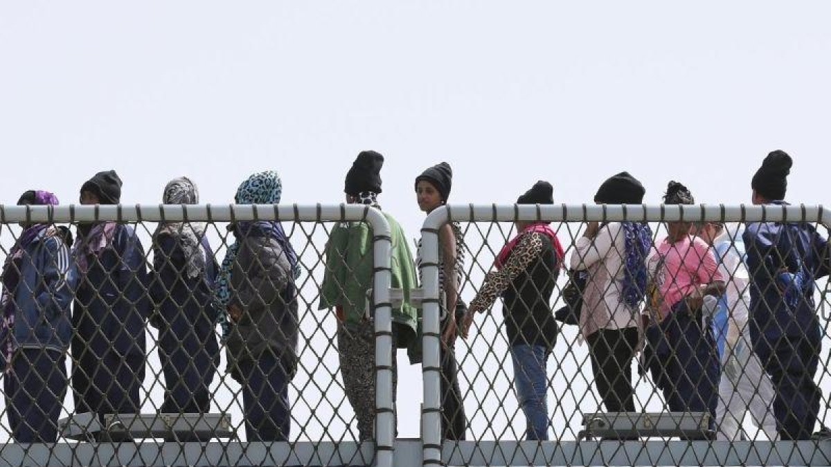 Inmigrantes hacen cola en el puerto italiano de Augusta.-ANTONIO PARRINELLO (REUTERS)