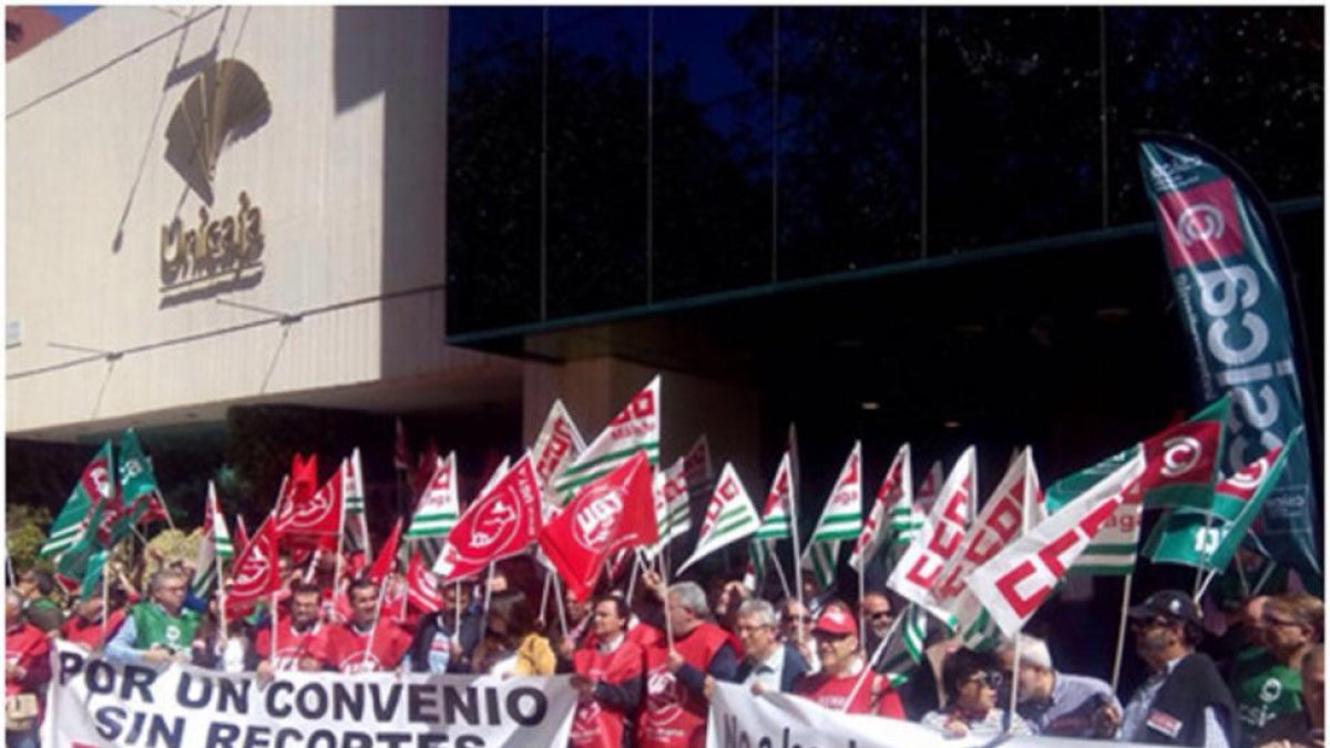 Imagen de la concentración de trabajadores de EspañaDuero en la sede de Unicaja en Málaga.-EL MUNDO