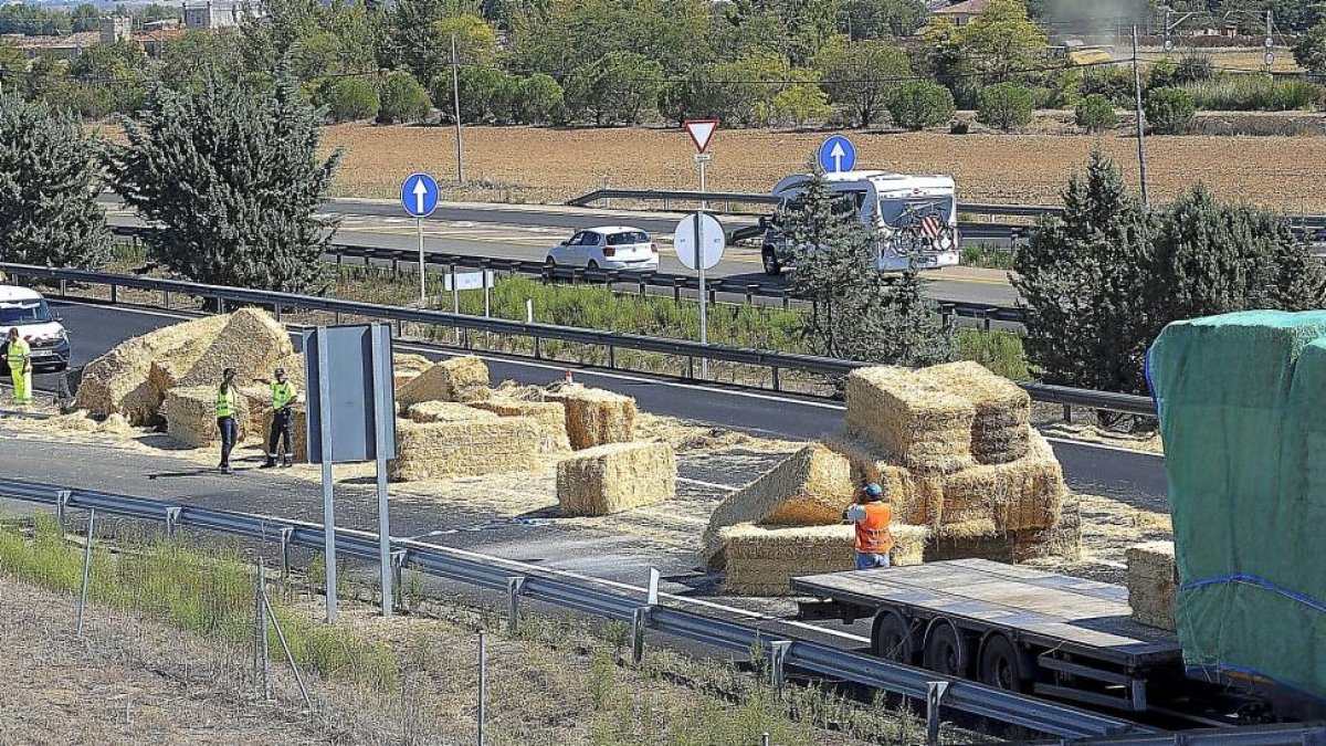 El vuelco obligó a cortar varios carriles en la A-62 en Cabezón de Pisuerga.-PHOTOGENIC