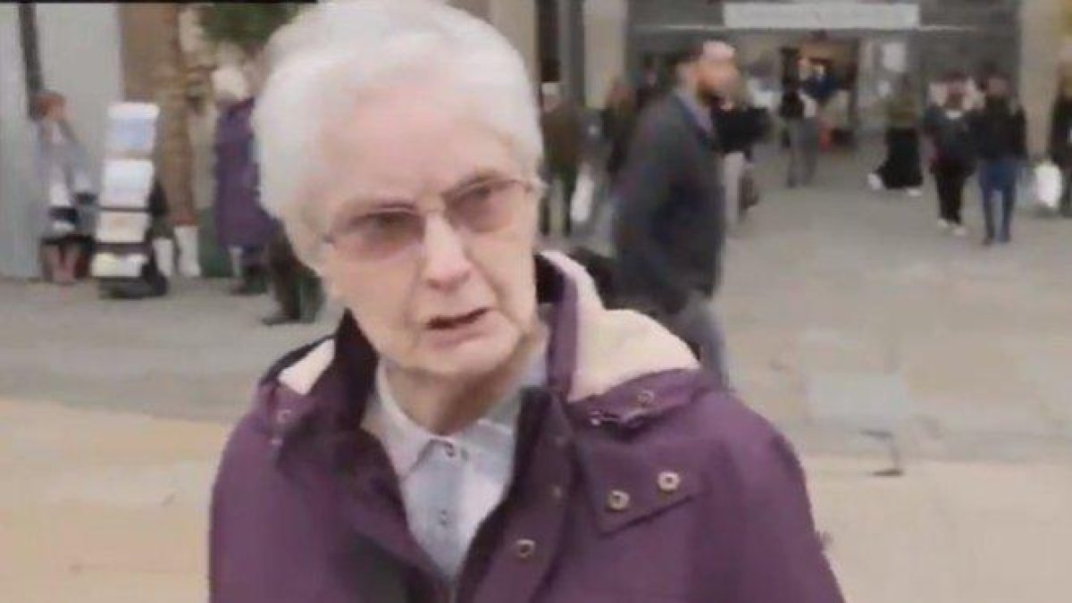 La anciana británica que carga contra Jhonson al ser preguntada en plena calle-