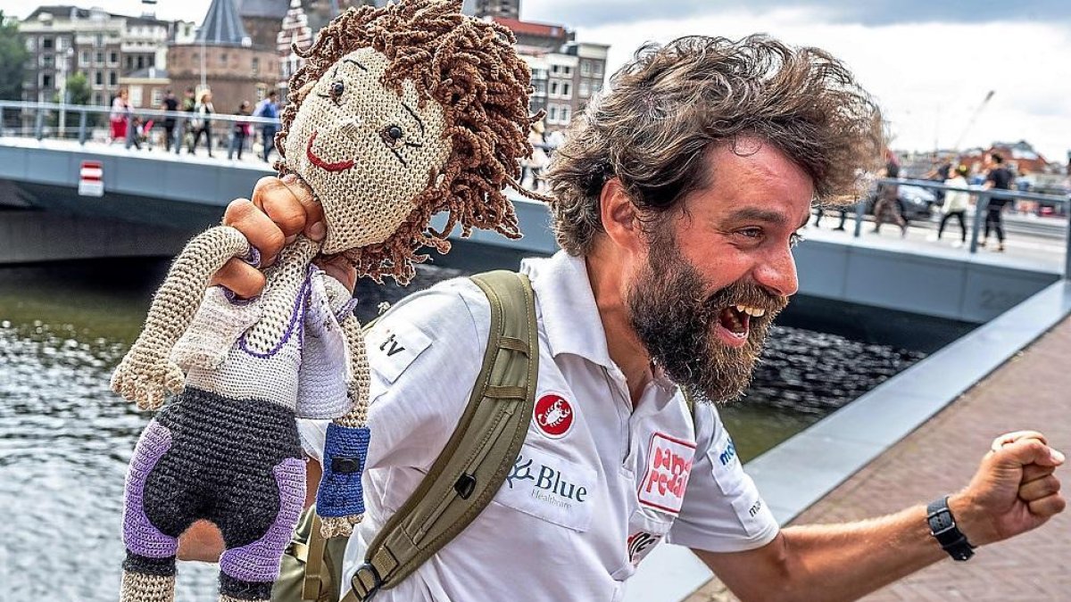Sergio Monge celebra junto al muñeco Nacho la llegada a Amsterdam.-EL MUNDO