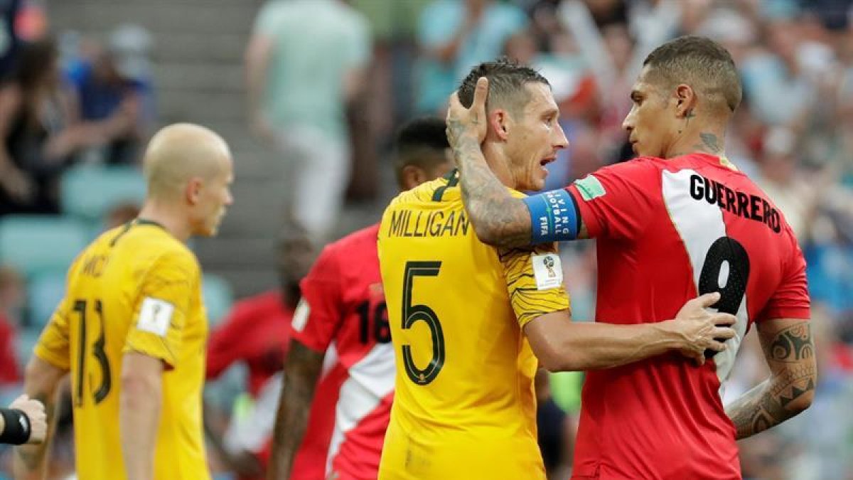 Paolo Guerrero y Mark Milligan se saludan al final del choque-Sebastião Moreira/ EFE