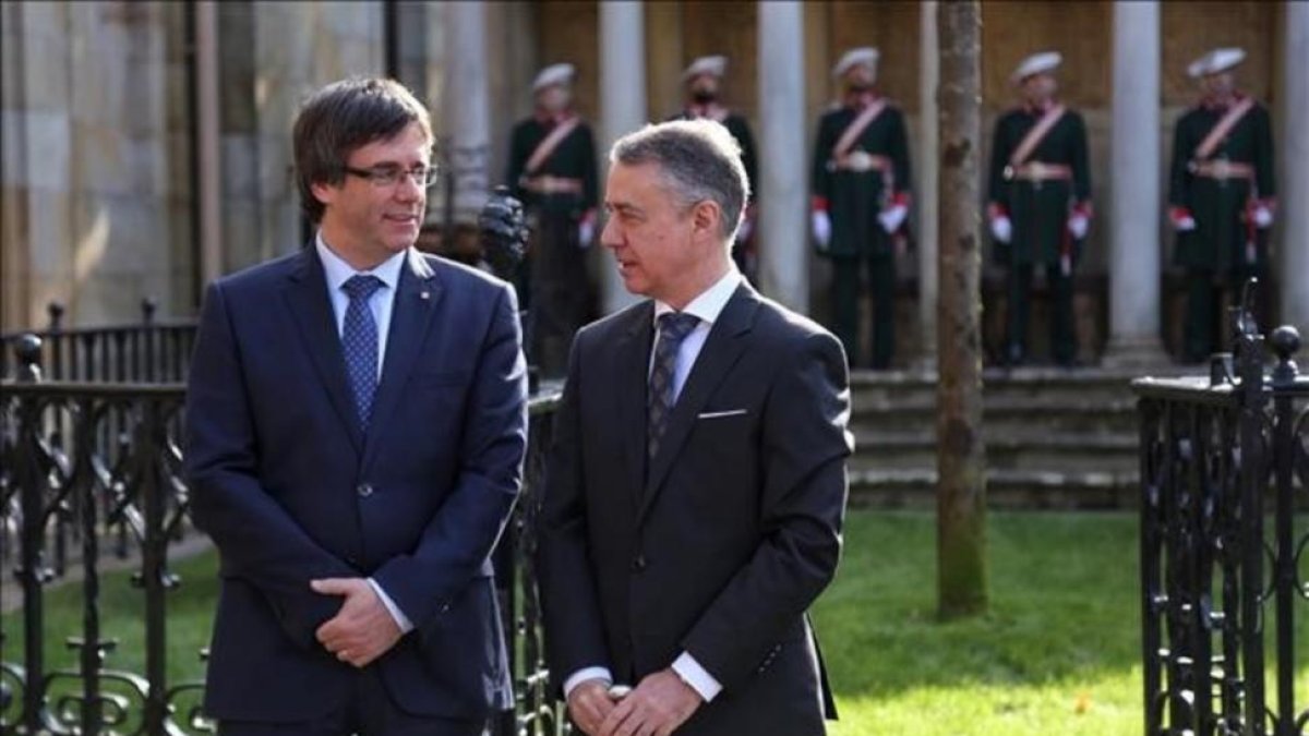 El president de la Generalitat, Carles Puigdemont, junto al lehendakari, Iñigo Urkullu-JORDI BEDMAR PASCUAL