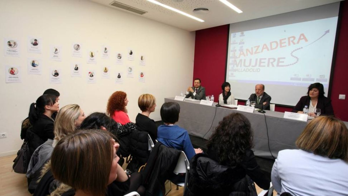 l alcalde de Valladolid, Javier León de la Riva, junto al coordinador de Presidencia del Ayuntamiento de Valladolid, Fernando Rubio; la coordinadora técnica de Lanzaderas de Empleo, Rocío Pérez; y la coordinadora coach de Lanzaderas Emprendedoras, Noelia-Ical