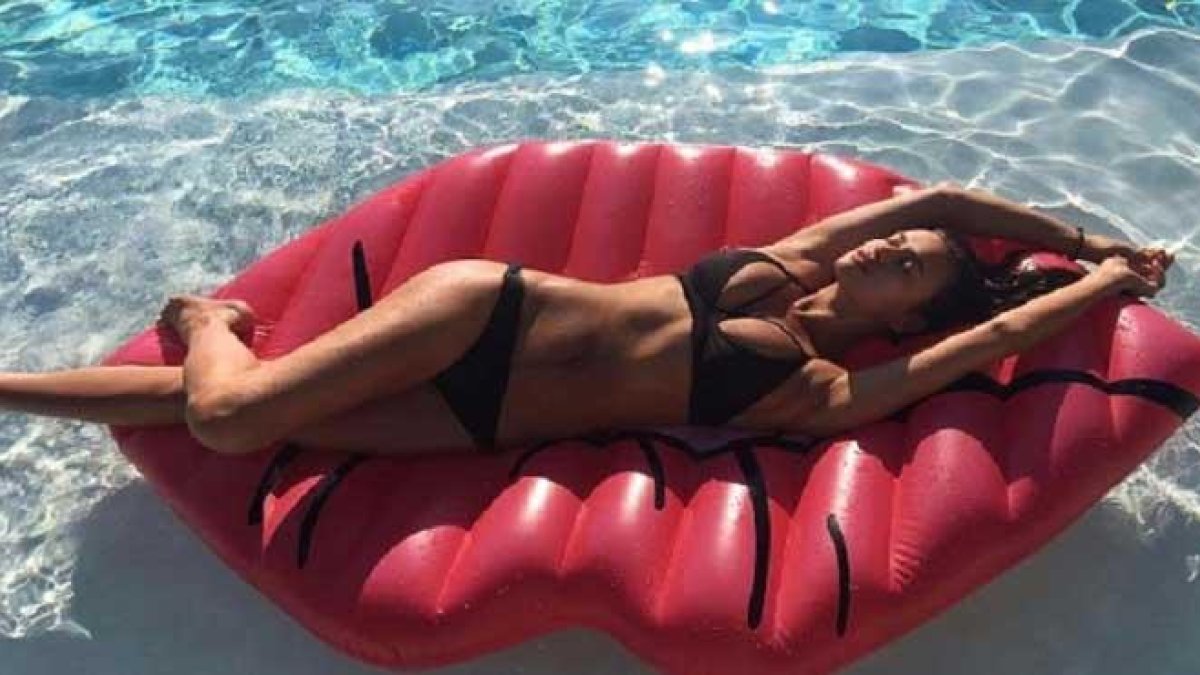 La modelo rusa ha publicado una foto en sus redes sociales luciendo tipazo en bikini.-INSTAGRAM
