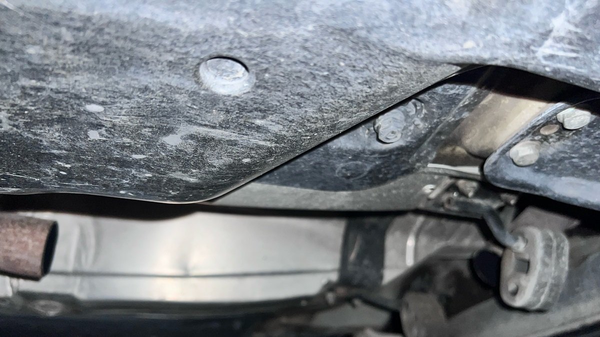 Coche al que le han robado el catalizador, en un garaje de Villa de Prado.- E.M.