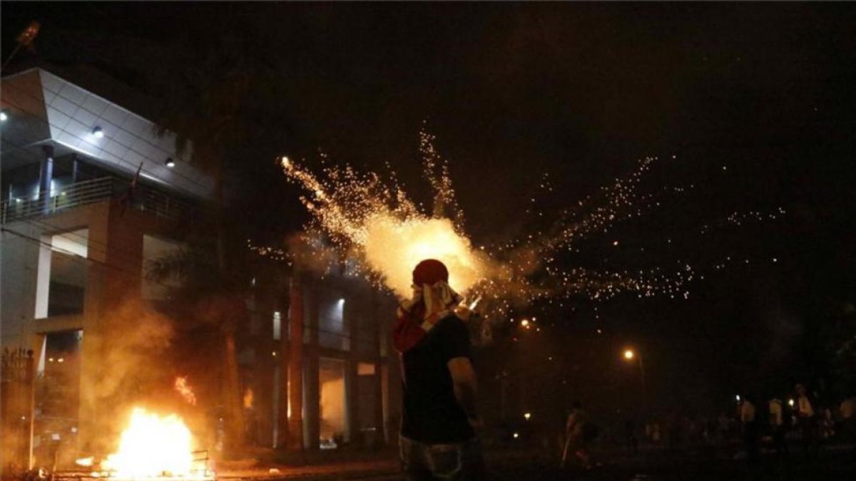 Parte del Congreso de Paraguay en llamas tras las protestas de los manifestantes.-ANDRÉS CRISTALDO