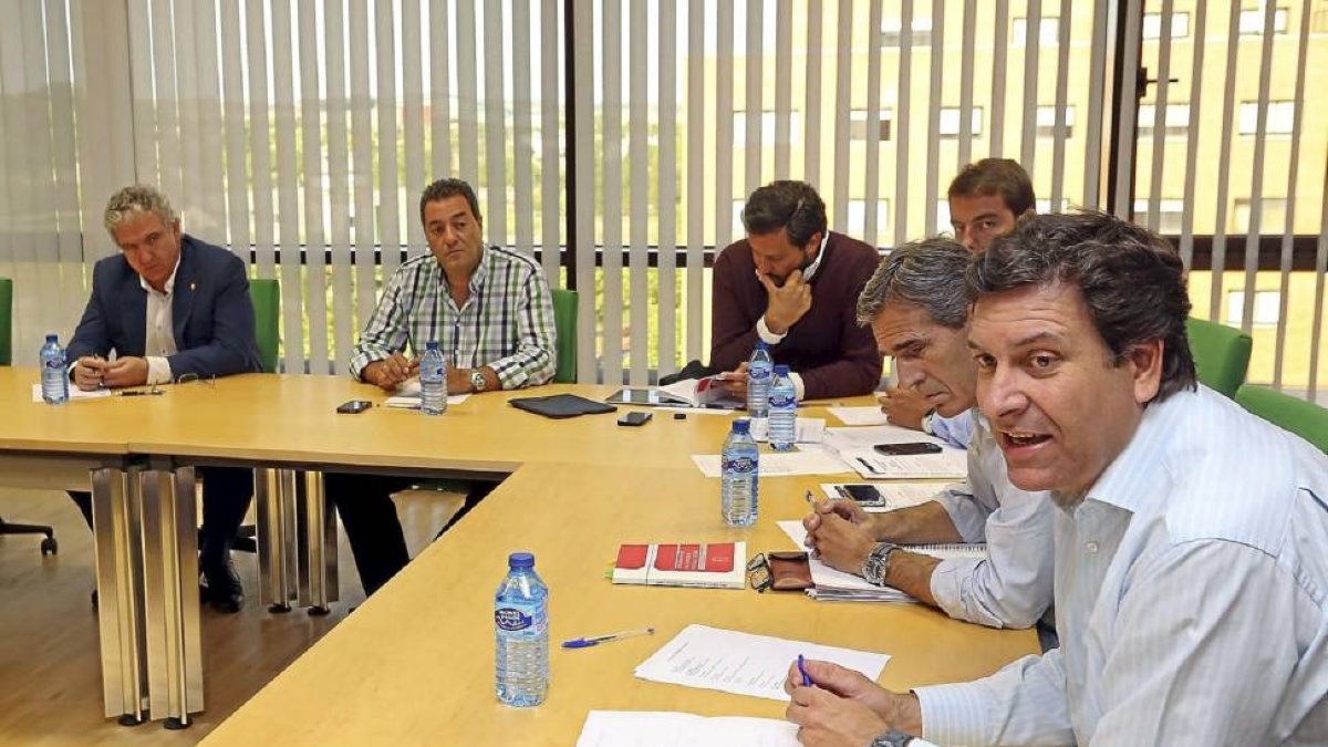 R. El portavoz del Grupo Popular, Carlos Fernández Carriedo, reunió ayer a los procuradores que ejercerán de portavoces y presidentes de comisiones legislativas para marcar las pautas de trabajo y coordinación ante la legislatura que comienza.-ICAL