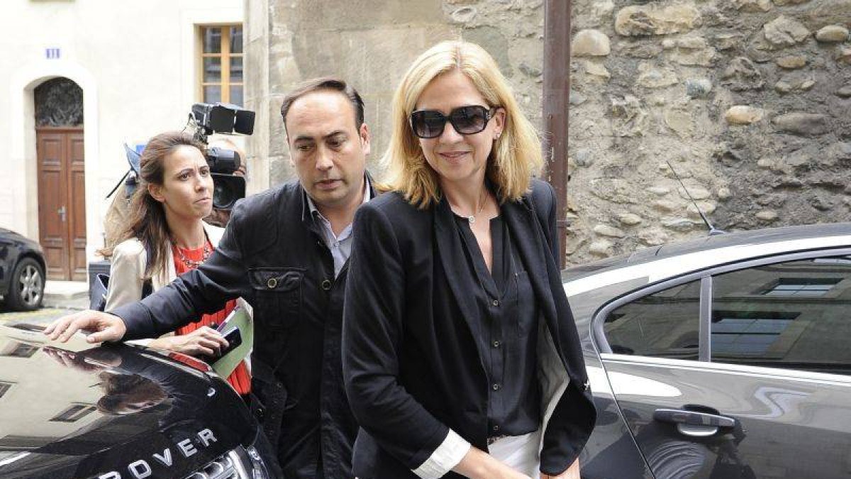 Cristina, ayer cerca de su domicilio en Ginebra.-Foto: GTRESONLINE