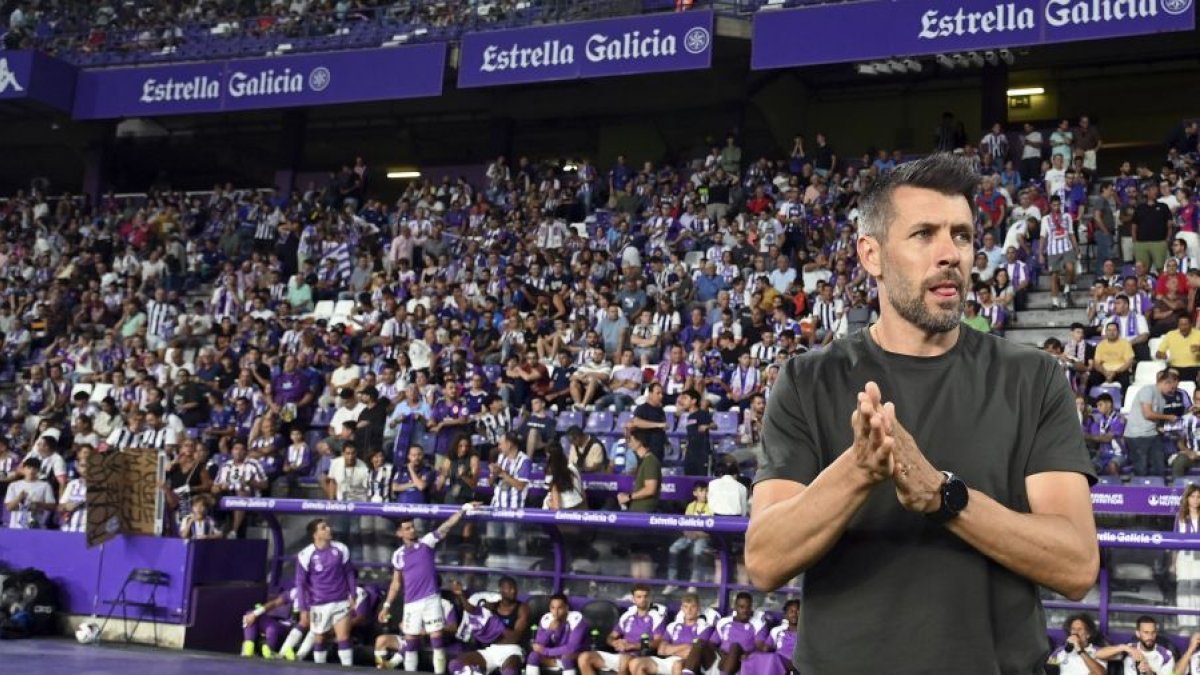 Pezzolano en el banquillo de Zorrilla por primera vez este curso. / LALIGA