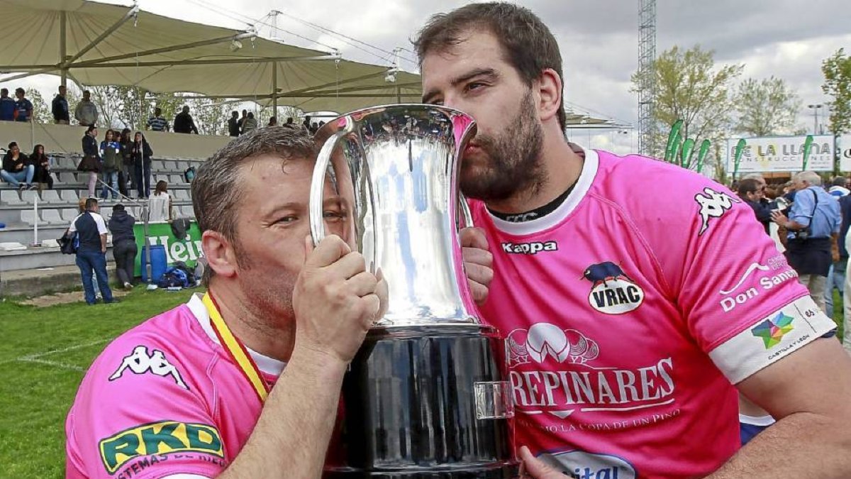 Manuel Sevillano 'Urullo' y Borja Estrada, leyenda y capitán del club, besan la Copa del Rey-J. M. Lostau