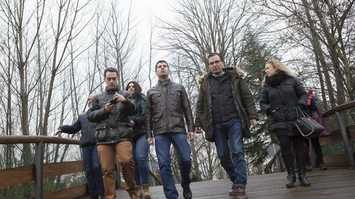 ( I a D) El alcalde de Benavente, Luciano Huerga; el secretario general del PSOE de Castilla y León, Luis Tudanca; y el secretario general del PSOE de Zamora, Antonio Plaza, visitan zonas inundadas por las crecidas en Benavente-ICAL