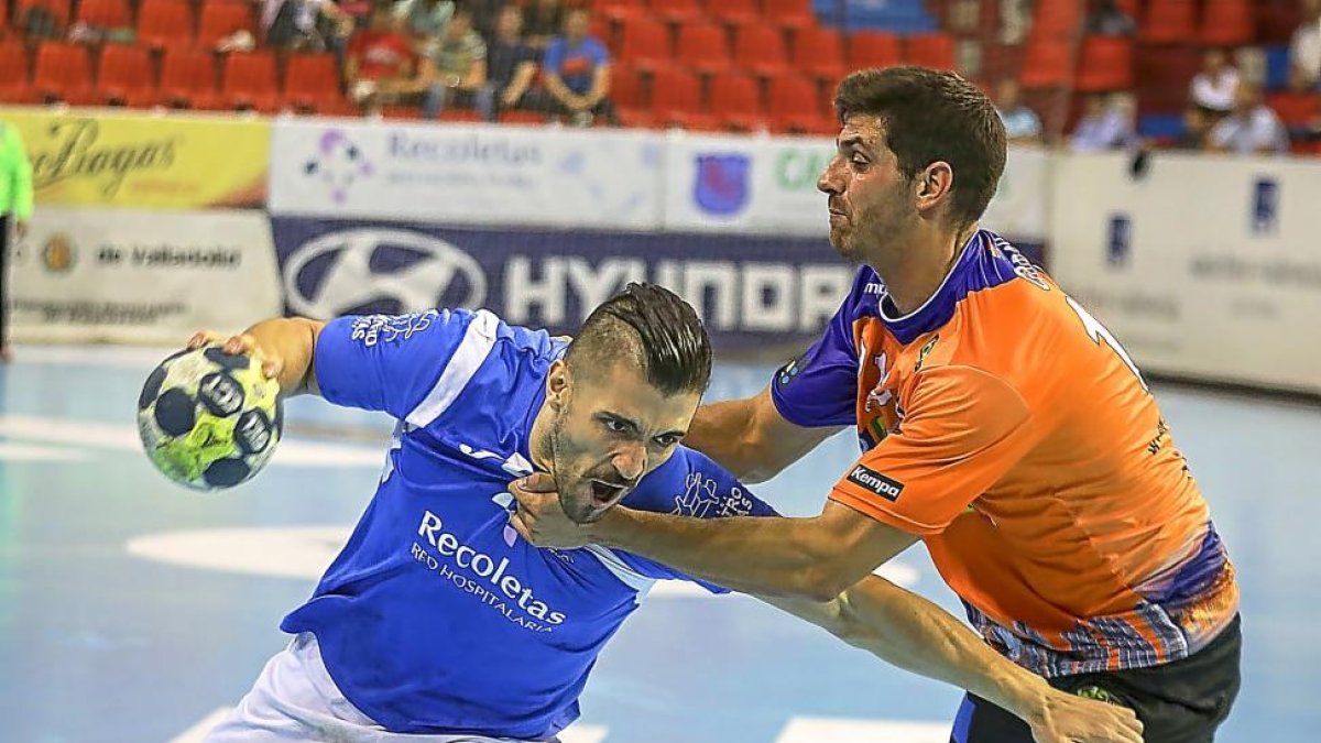 Roberto Pérez intenta zafarse de un rival en el duelo ante Benidorm.-M.Á. SANTOS