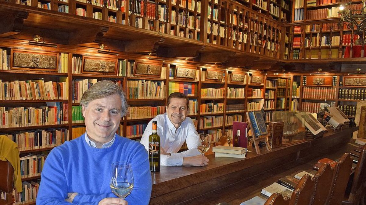 César Ruiz, hijo del genial José Luis, con el enólogo José Andrés Notario, en la biblioteca de la bodega.-ARGICOMUNICACIÓN