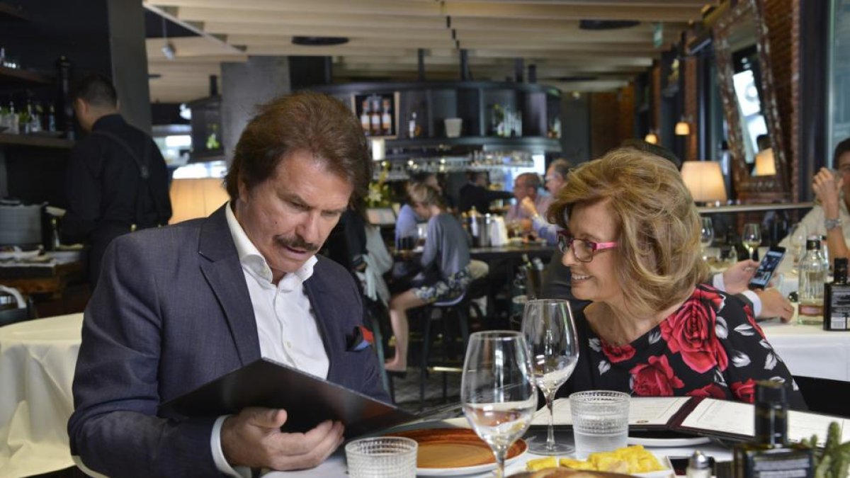 María Teresa Campos y su pareja, Edmundo Arrocet, en un momento del programa 'Las Campos'.-MEDIASET