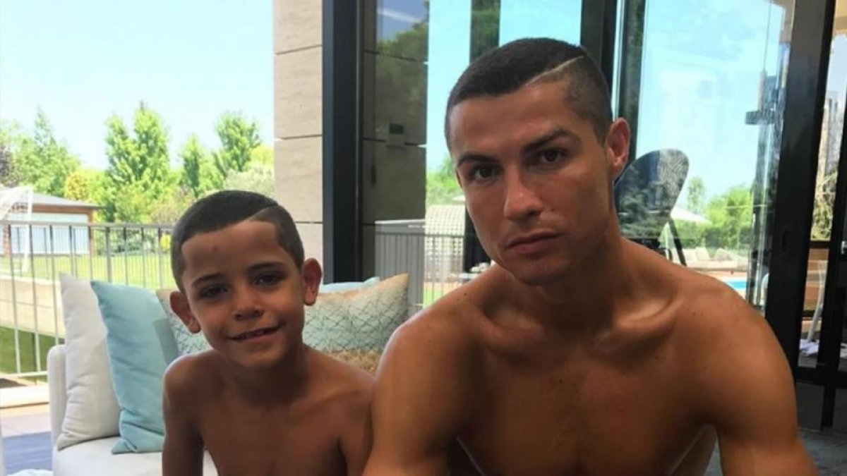 Cristiano Ronaldo posa con su hijo, Cristiano Ronaldo Jr.-INSTAGRAM