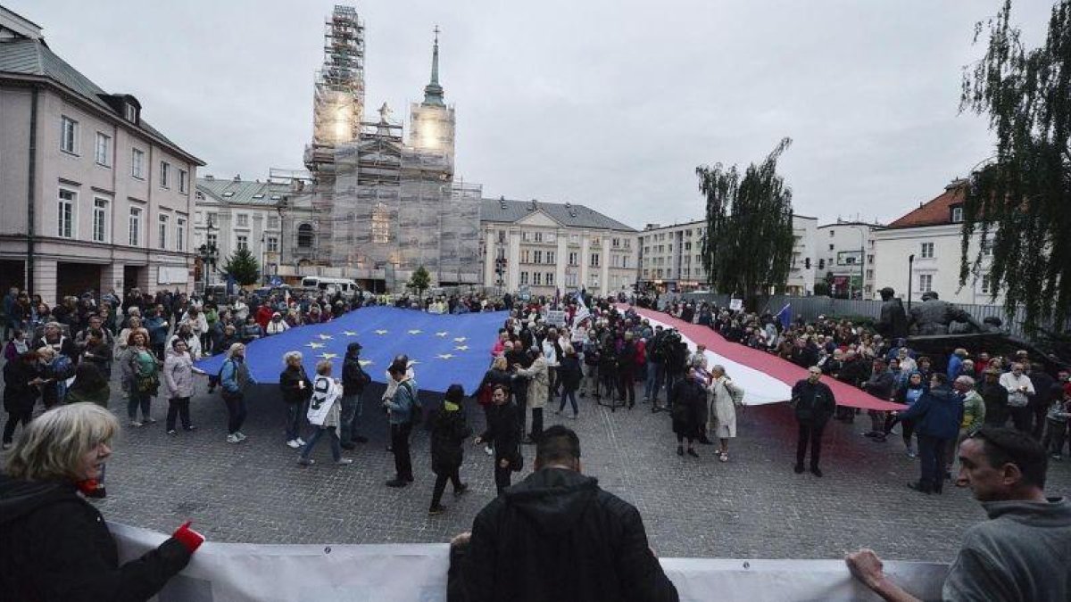 Concentración en Varsovia contra la nueva legislación que reduce la edad de jubilación de los jueces del Tribunal Supremo.-AP / CZAREK SOKOLOWSKI
