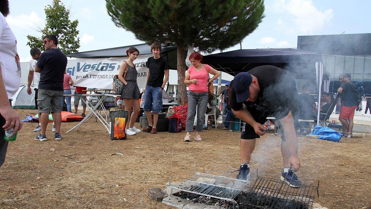 Los trabajadores de la fábrica de Vestas en Villadangos del Páramo (León) mantienen su campamento.-PEIO GARCÍA / ICAL