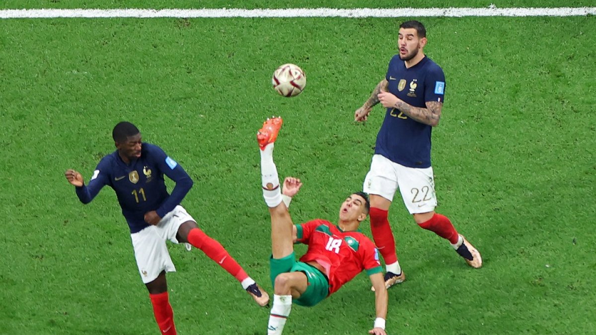 El Yamiq ejecuta una chilena ante Dembélé y Theo Hernández. EL MUNDO