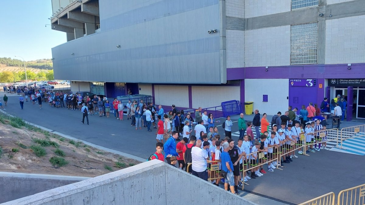 Cola a la puerta de la oficina de abonos.