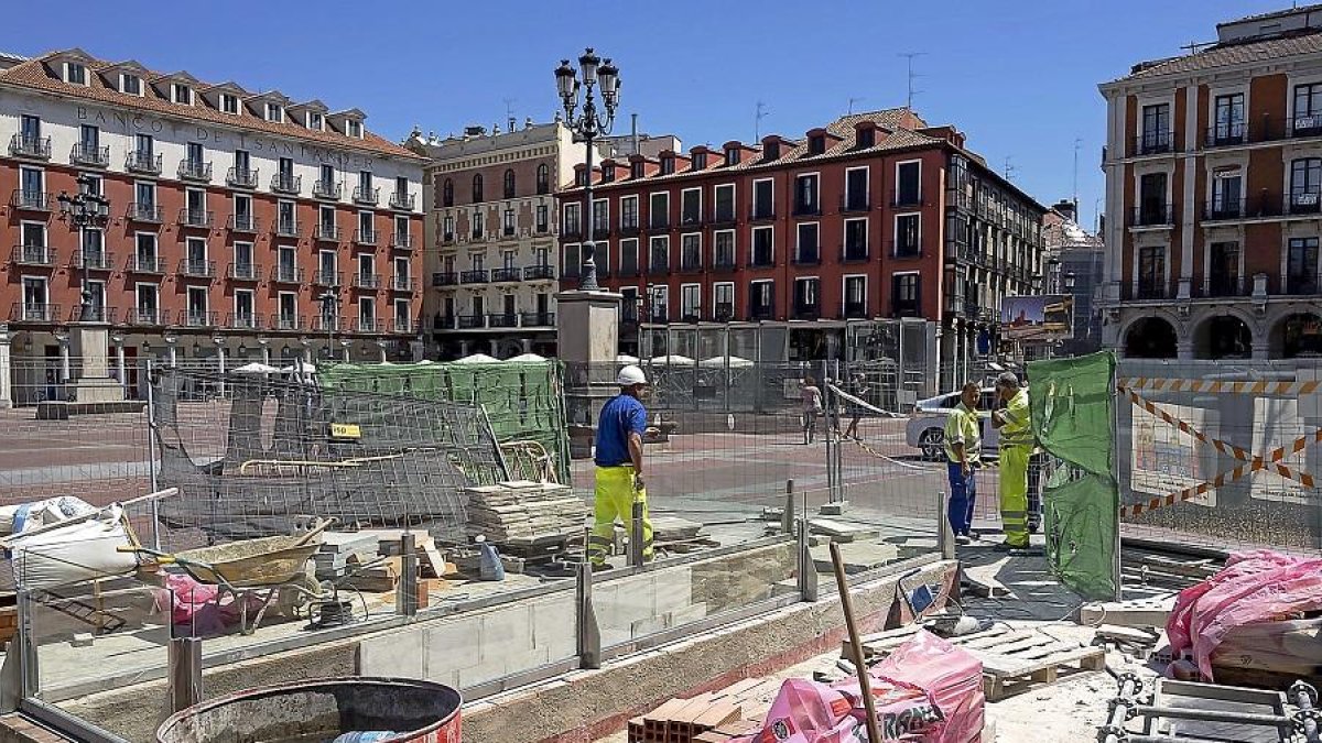 Operarios realizan las últimas labores de construcción del aparcamiento de la plaza Mayor.-PABLO REQUEJO /PHOTOGENIC
