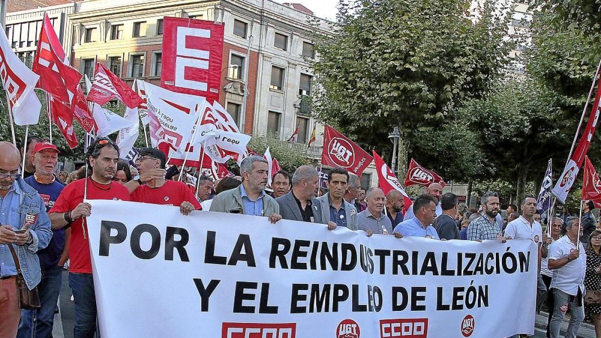 Miles de leoneses salen a la calle para protestar por el cierre de Vestas.-ICAL