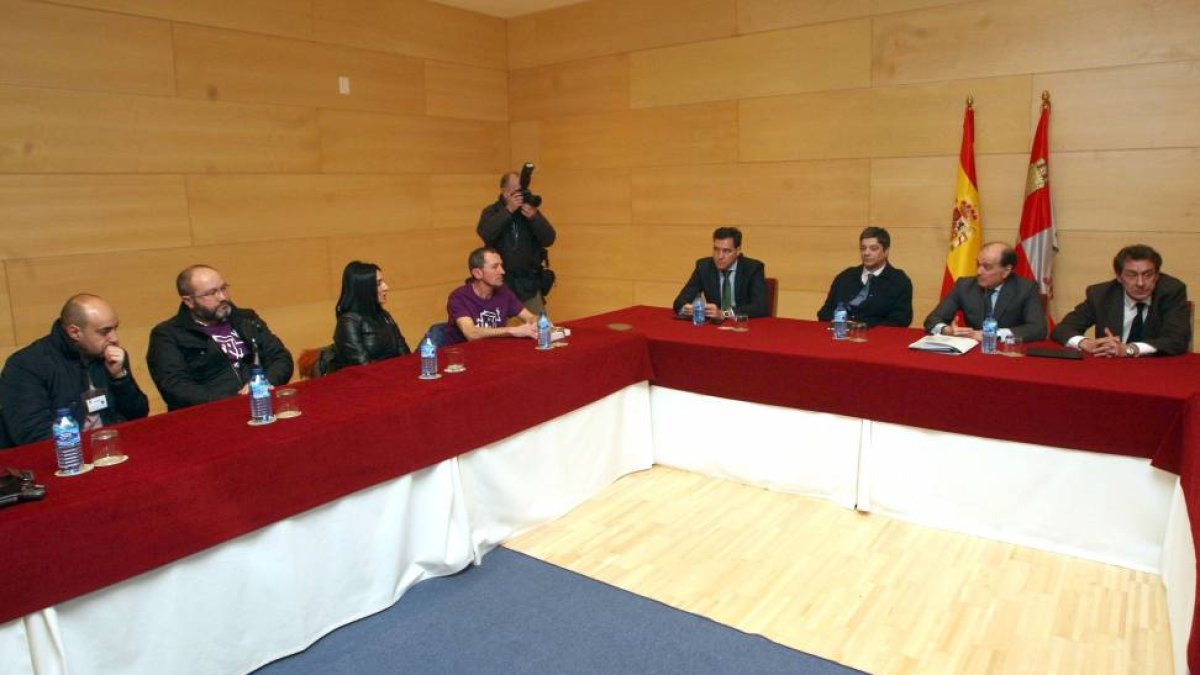 El consejero de Economía, Tomás Villanueva, se reúne con los trabajadores de Everest-Ical