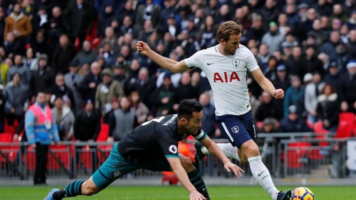 Kane dispara para marcar su tercer gol al Southampton el pasado martes en Wembley.-/ EDDIE KEOGH / REUTERS