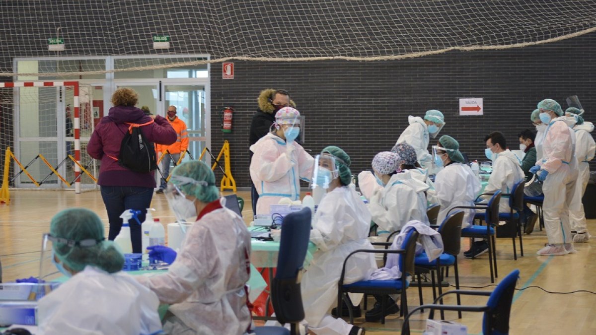 Cribado masivo en el Plideportivo de Cigales.- E.M.