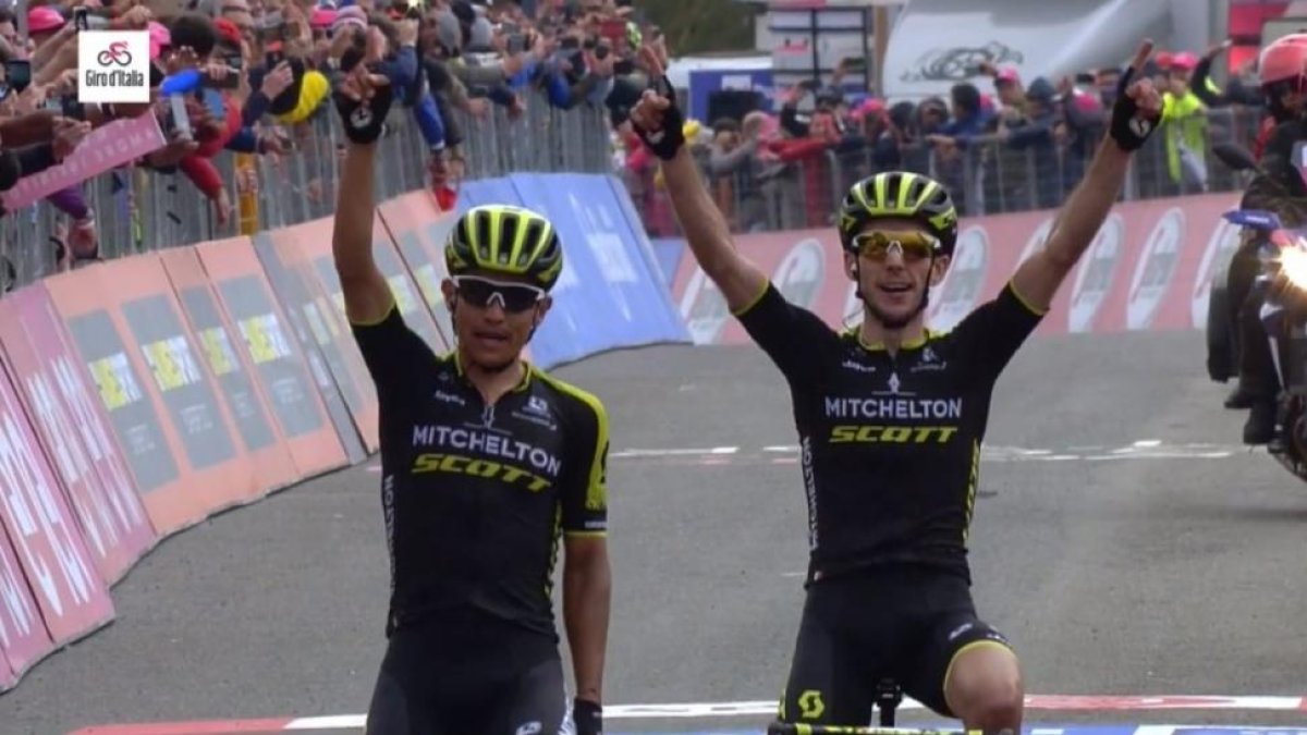 Simon Yates celebra la victoria en lo alto del Etna en la etapa de este jueves del Giro-EL PERIÓDICO