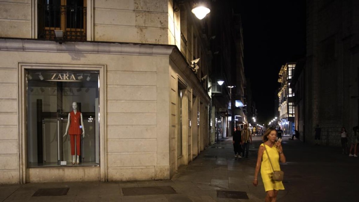 Valladolid se apaga por el ahorro energético. J. M. LOSTAU