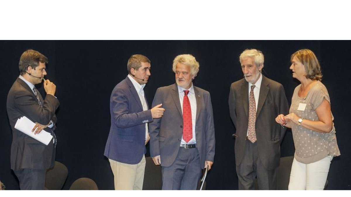 David Cantarero, Pablo Lago , Fernando Lara, Juan Luis Beltrán, y Lucía Santamaría ayer en el Congreso de Enfermería.-SANTI OTERO