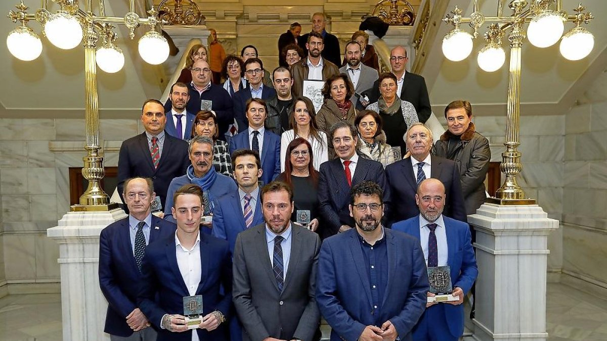 Tradicional foto de familia de premiados y autoriodades de los Premios ‘Valladolid Ciudad Deportiva’ en las escaleras del Ayuntamiento.-J. M. LOSTAU
