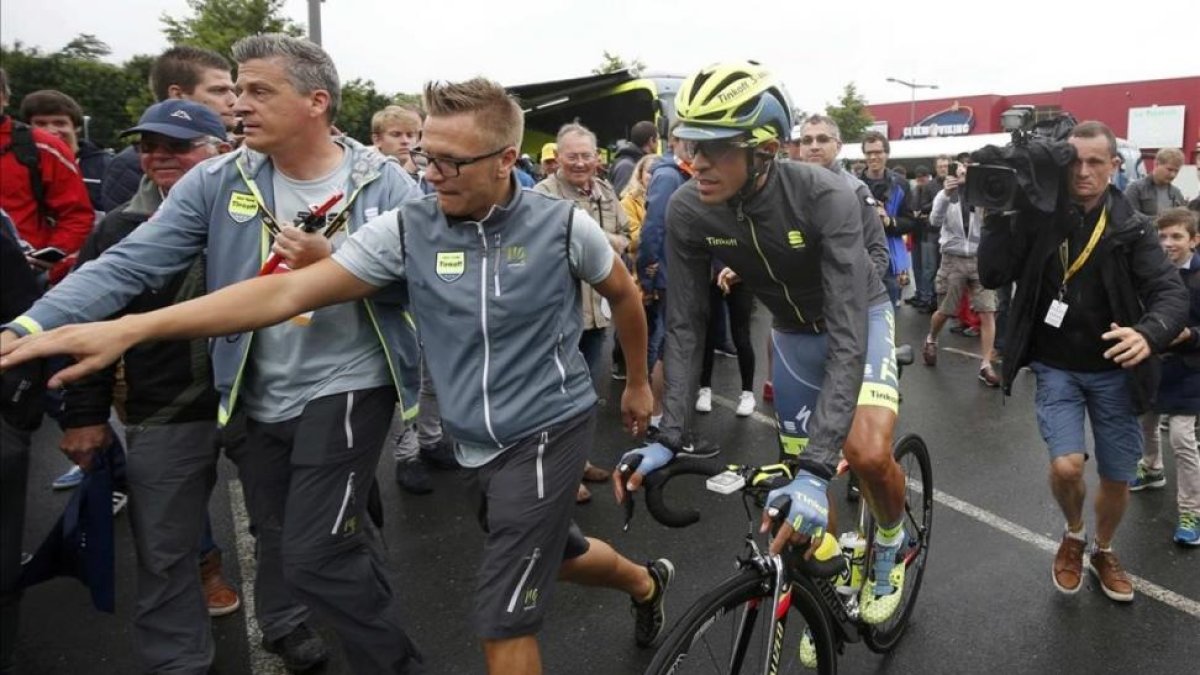 Alberto Contador se dispone a tomar la salida en la seguunda etapa del Tour.-REUTERS / JUAN MEDINA