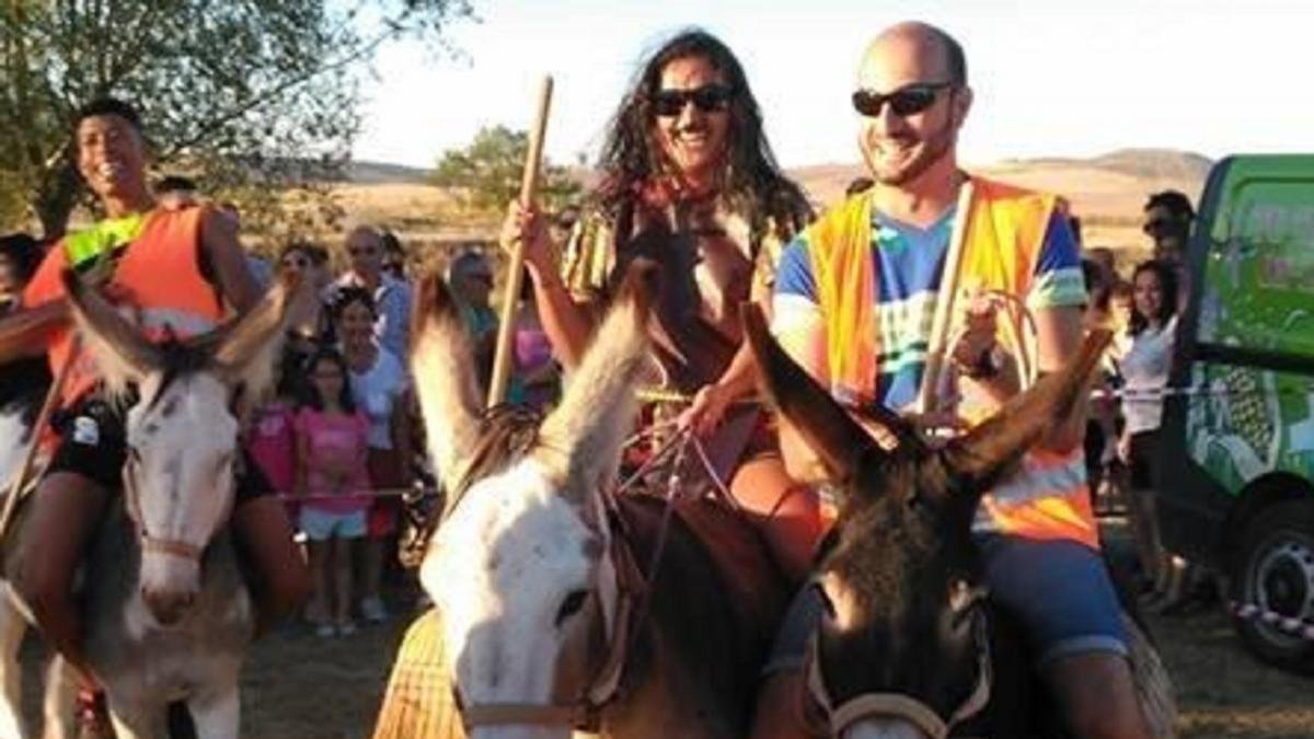 Los jugadores participana a lomos de burros y con escobas en el campeonato Burro Polo Campo y Lumbre.-E.M.