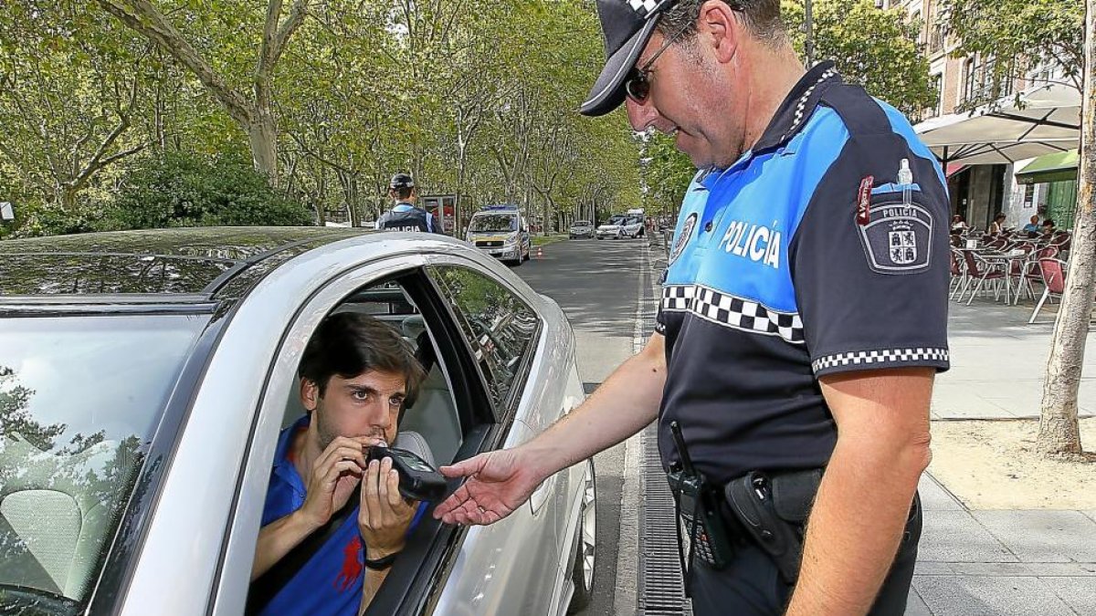 Un policía municipal realiza un control de alcoholemia en el centro de Valladolid.-J. M. LOSTAU