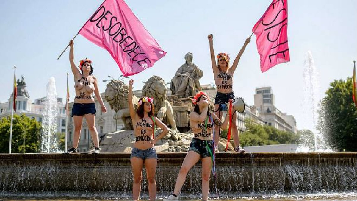 Las activistas de Femen han protestado contra la 'ley mordaza' en la fuente Cibeles, en Madrid.-Foto: AFP