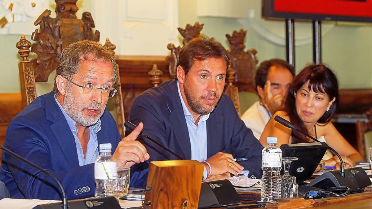 Oscar Puente junto a Manuel Saravia y Ana Redondo.-EL MUNDO