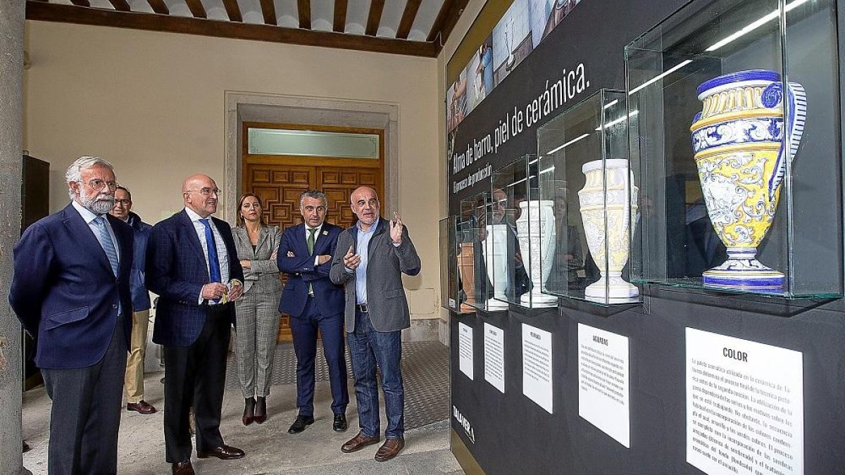 El presidente de la Diputación, segundo por la izquierda, contempla la muestra de cerámica.-EM