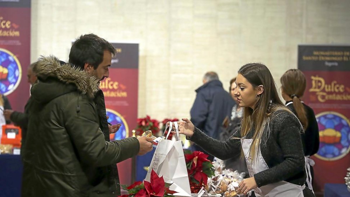 Un visitante compra productos artesanos en la exposición ‘Dulce Tentación’, que se celebra en las Cortes de Castilla y León.-ICAL