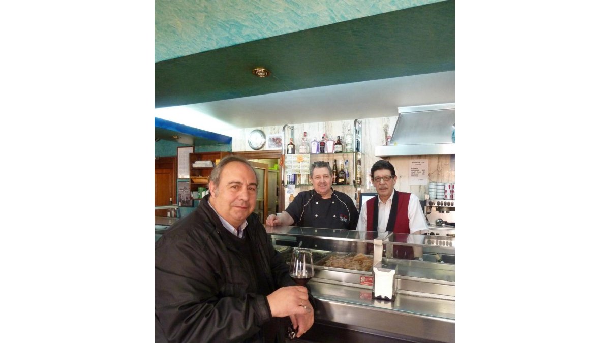 REFERENCIA. FernandoOrtiz (i), la voz de El Mester de Juglaría, comparte un vino en la barra de El Chafa con Carlos Yanguas (d) y el cocinero José Luis Correa.-T. S. T.