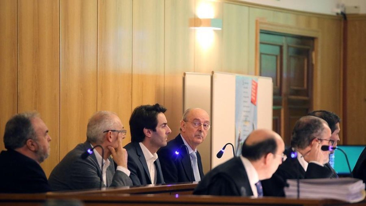 Jefe del servicio de Mantenimiento, Luis Alberto Samaniego Conde, conversa con su hijo durante el primer día del juicio-ICAL