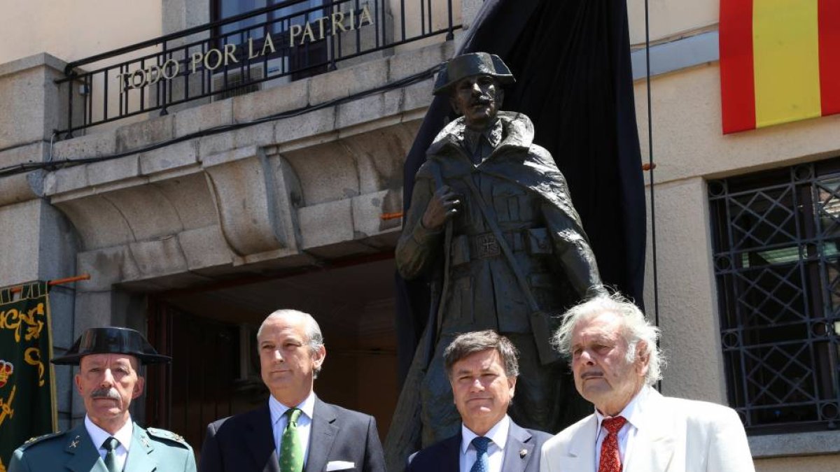 El director general de la Guardia Civil, Arsenio Fernández de Mesa (2I), preside el acto en el que se descubre una escultura conmemorativa del Instituto Armado. En la imagen, junto con el teniente general, Pablo Martín Alonso (I), el presidente de la Dipu-Ical
