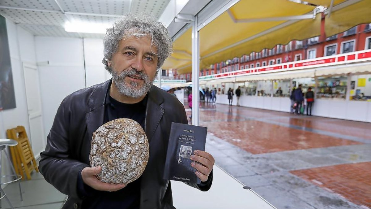 Manuel Rivas ayer, en la Feria del Libro.-J.M.LOSTAU