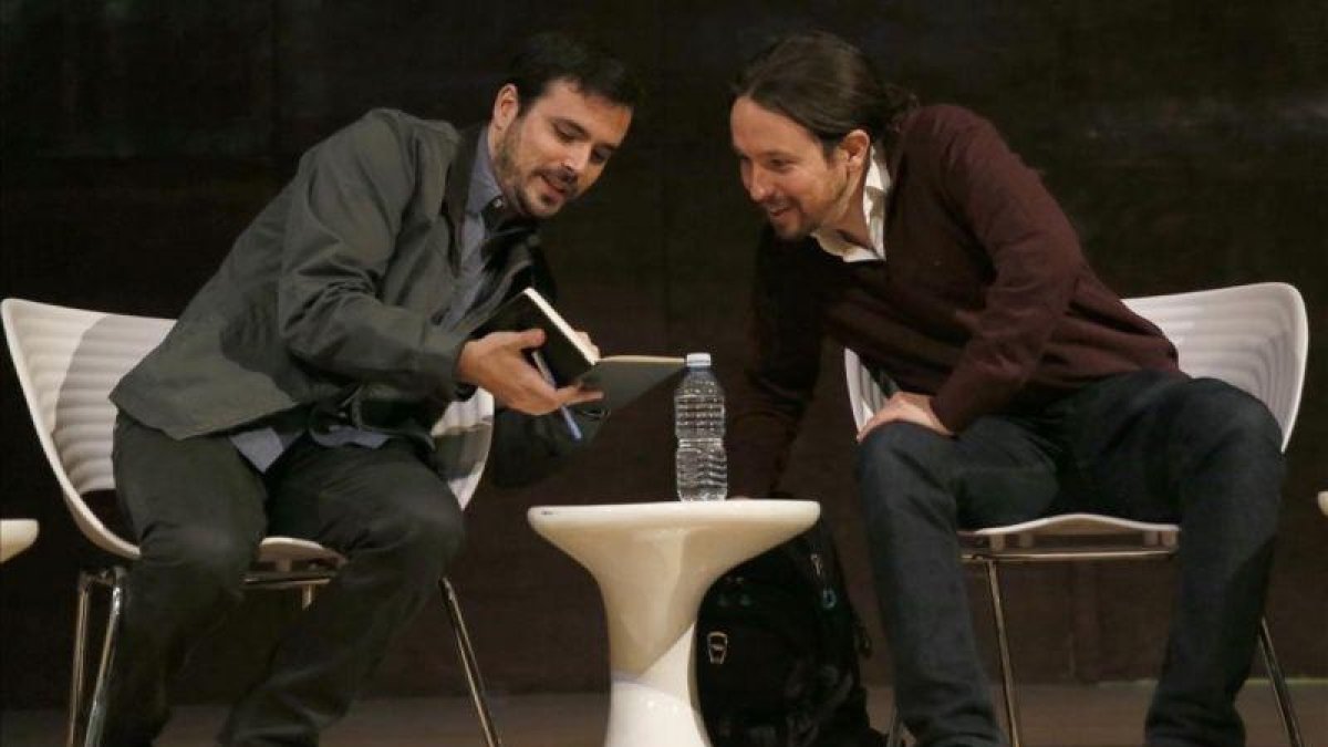 Alberto Garzón y Pablo Iglesias, este viernes, en el debate celebrado en Madrid sobre las confluencias.-EFE / MARISCAL