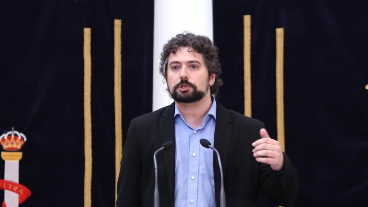 El portavoz de Izquierda Unida, José Sarrión, al término del discurso de Herrera en el Debate de política general en las Cortes.-ICAL